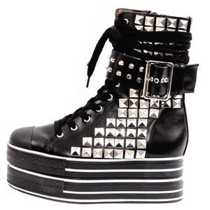 - Dee Sneaker- Charla Tedrick / Dolls Kill